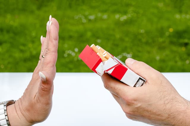 Up in Smoke: सिगरेट के धुएं के साथ मंडराते हैं इन बीमारियों के काले बदल