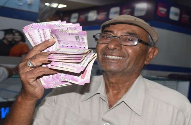 दो हजार रुपए के नोटों को बदलवाने पहुंचे लोग, देखें फोटो