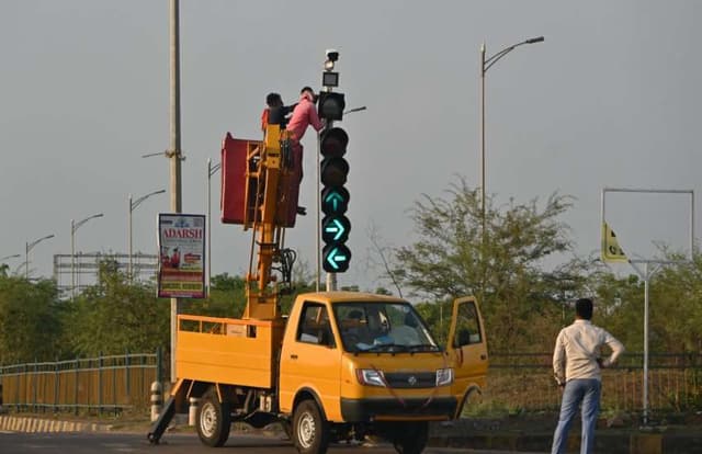 नवा रायपुर में लग रहा ट्रैफिक सिग्नल, देखें तस्वीरें