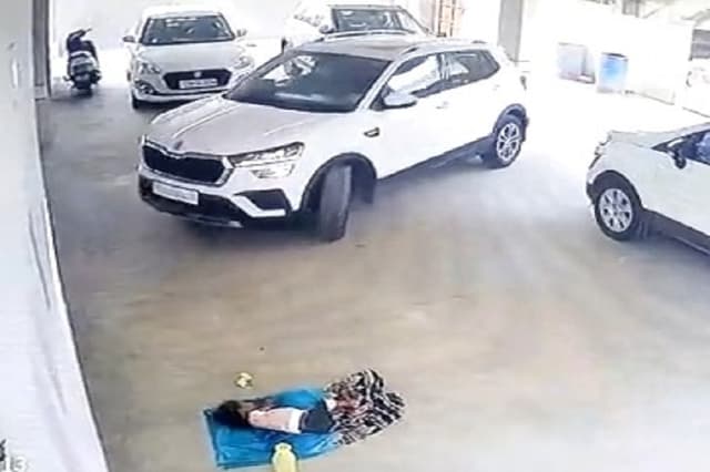 हैदराबाद : पार्किंग में सो रही बच्ची पर चढ़ाई कार, मौके पर ही मौत, हादसे का CCTV फुटेज हो रहा वायरल