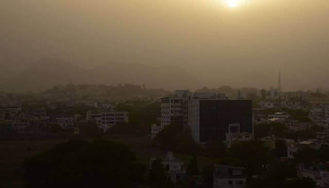 उदयपुर में दिनभर हवा चलने से वातावरण में छाई गर्द से शाम को सूरज भी मध्यम नजर आया देखें तस्वीरों में