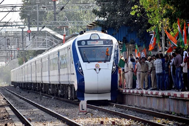 देहरादून आनंद विहार वंदे भारत एक्सप्रेस ट्रेन का उद्घाटन, जानिए रूट, टाइमिंग, स्टॉपेज, किराया सहित सभी जानकारी