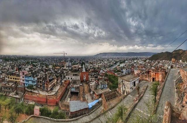 गुलाबी नगरी जयपुर पर छाए बादल चली  तेज हवाएं...देखें तस्वीरें