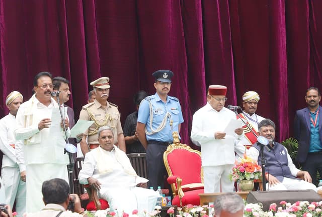 Karnataka: राज्यपाल ने 24 कैबिनेट मंत्रियों को दिलाई शपथ, देखें तस्वीरें