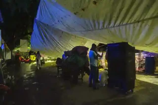दिल्ली की तेज आंधी-बारिश के बीच जंतर-मंतर पर पहलवानों ने कैसे बिताया समय? देंखे VIDEO