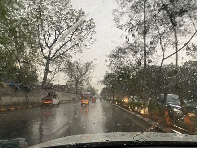 Video.... अहमदाबाद में आंधी के साथ बारिश, ओले गिरे, तीन इंच से ज्यादा बरसात
