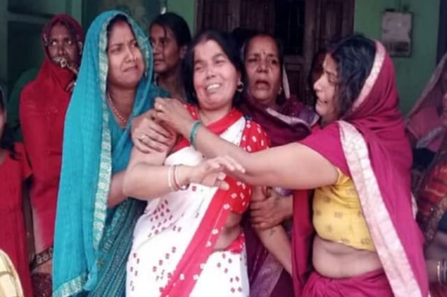 कुशीनगर में बड़ा हादसा, शौचालय की टंकी में एक ही परिवार के 5 लोग गिरे, बाप-बेटे समेत 4 की मौत
