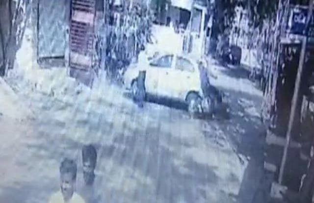 VIDEO : तेजी से रिवर्स आ रही कार की चपेट में आया स्कूटर चालक, दोनों पैर फ्रैक्चर