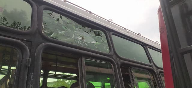 बसों की टूटी खिड़कियां व सीटें कर रही यात्रियों को परेशान
