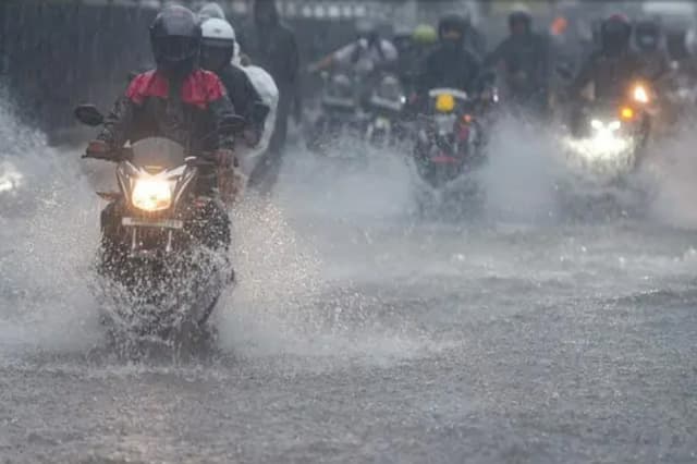 बारिश में संभलकर चलायें बाइक और स्कूटर! वरना हो सकता है बड़ा नुकसान