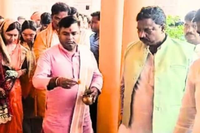 Kushinagar News: कुशीनगर नगर पालिका कार्यालय में गंगाजल छिड़कवाया, फिर BJP पालिकाध्यक्ष ने रखे कदम