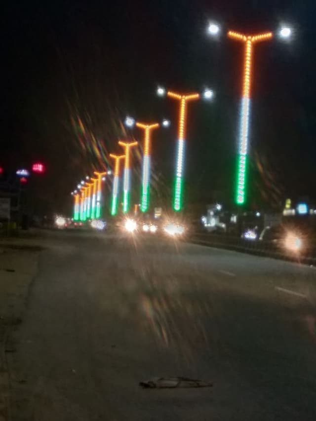 video: तिरंगा रोशनी से जगमग शहर की सड़कें