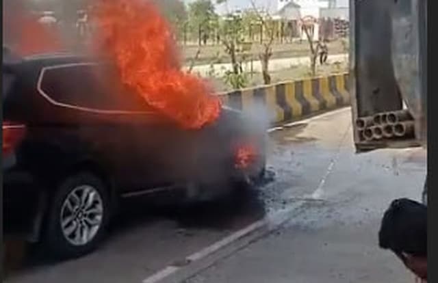VIDEO : लग्जरी कार में लगी आग, पुलिसकर्मी ने चालक को बचाया