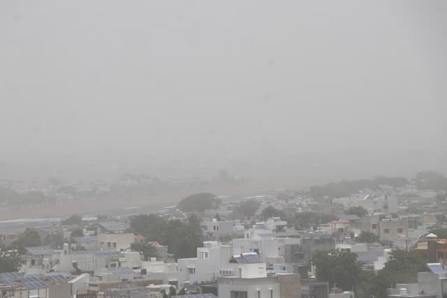 Ahmedabad : गुजरात में तेज हवाओं के बीच छिटपुट बारिश का सिलसिला यथावत