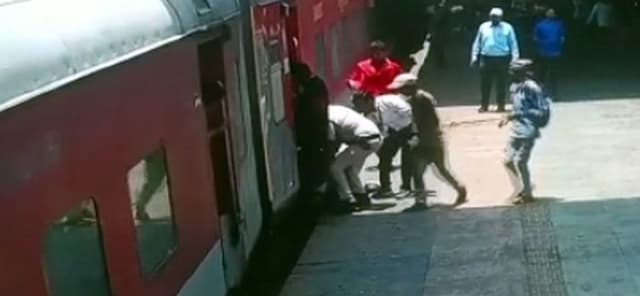 Surat Video : हावड़ा-अहमदाबाद एक्सप्रेस में चढ़ते हुए प्लेटफार्म के गैप में फंसे यात्री को आरपीएफ ने बचाया