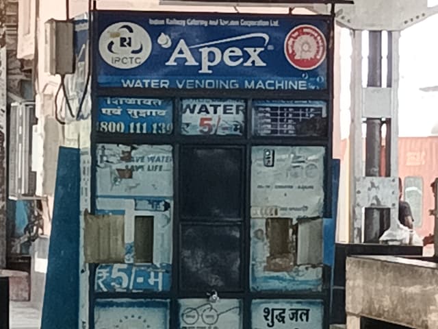 इटारसी स्टेशन के आरओ बंद, पांच की जगह 20 रुपए देकर पानी पी रहे यात्री