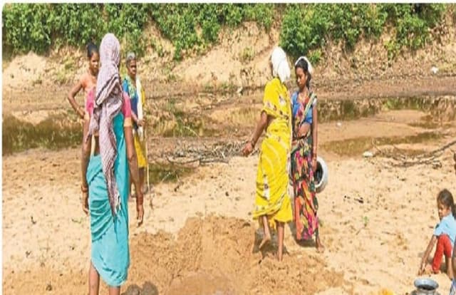 सूखती नदी में झरिया खोदकर पीने का पानी निकाल रहे ग्रामीण, अधिकारी नहीं कर रहे मदद