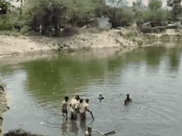Mathura News: तालाब में डूब रहे भाई को बचाने के चक्कर में दो और भाइयों ने गवां दी जान, एक साथ उठी तीन मासूमों की अर्थियां