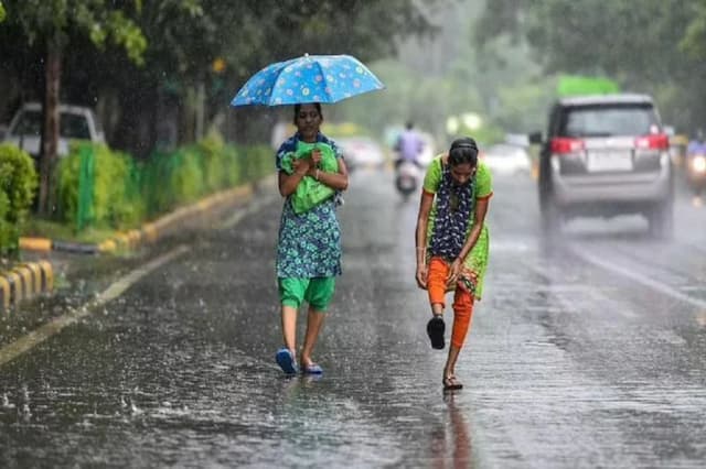 UP Weather Today: यूपी में अगले 48 घंटे तक होगी मूसलाधार बारिश, मौसम विभाग ने जारी किया अलर्ट, पढ़ लीजिए अपने शहर की भविष्यवाणी