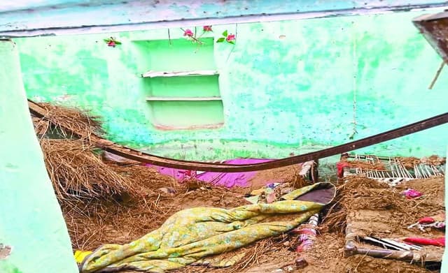 सो रहे परिवार पर कच्चे मकान की छत गिरी, किशोरी की मौत