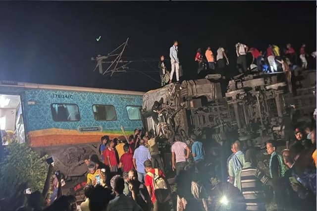 ओडिशा के बालासोर में ट्रेन हादसा: पटरी से उतरी कोरोमंडल एक्सप्रेस, कई जख्मी