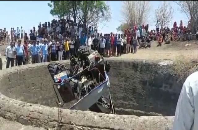 VIDEO....नीमच के ढोलपुरा गांव में 130 फीट गहरे कुएं में गिरा ट्रैक्टर, ड्राइवर की मौत