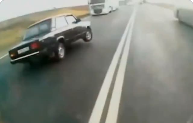 गलत तरीके से ओवरटेक करना पड़ा भारी, कार का हुआ बुरा हाल, देखें वीडियो