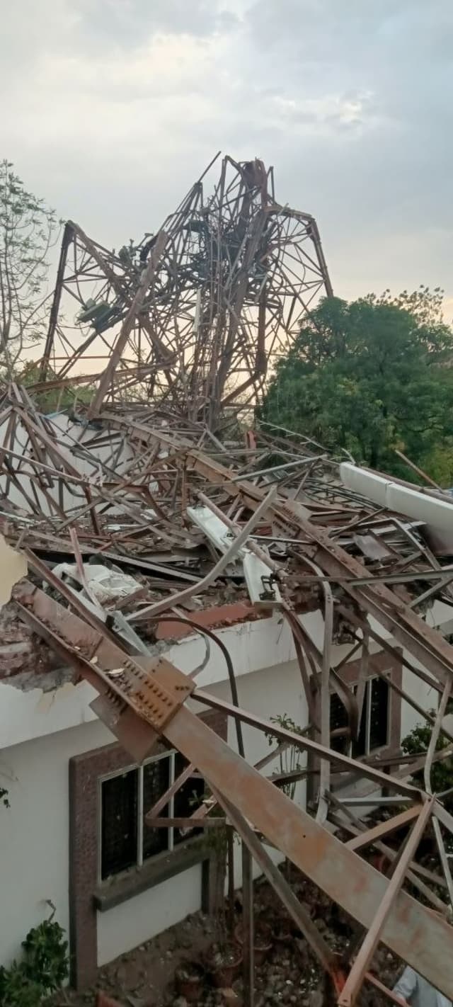 बुरहानपुर में आंधी से गिरा BSNL का टावर, मचा हड़कंप