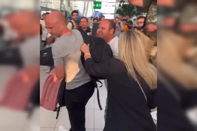 रोमा के फैंस ने हारने के बाद मैच रेफरी और उसके परिवार पर बोला हमला, वीडियो वायरल