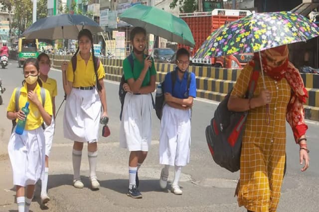 भीषण गर्मी से क्लास रूम में बेहोश हो रहे बच्चे, स्कूलों की टाइमिंग में बदलाव का आदेश जारी