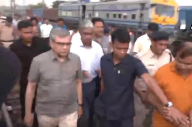 Odisha Train Accident : रेल मंत्री अश्विनी वैष्णव दुर्घटना स्थल पर पहुंचे, स्थिति का ले रहे हैं जायज़ा