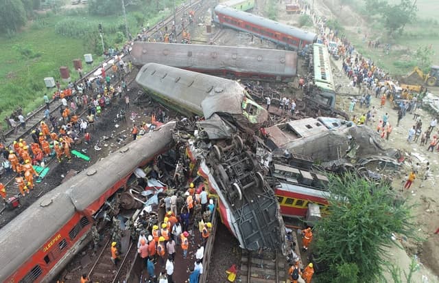 Train Accident: सेफ्टी के नाम पर हर साल अरबों रुपए खर्च, फिर भी छह में दूसरा बड़ा रेल हादसा