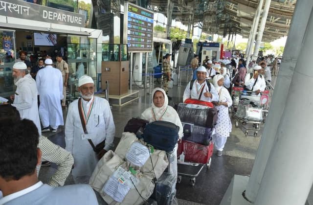 Indore News : इंदौर से रवाना हुआ हज यात्रियों का पहला जत्था