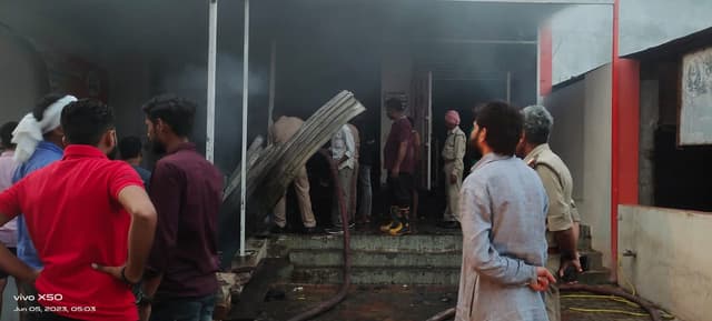 Chitrakoot News: देर रात किराने के थोक व्यापारी के यहां लगी आग,मची अफरा-तफरी