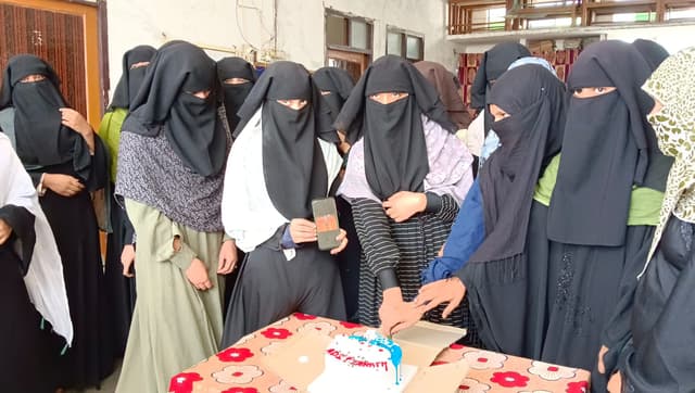 Moradabad News : मुस्लिम बुर्का नशी छात्राओं में बढ़ा योगी का क्रेज, केक काटकर मनाया जन्मदिन