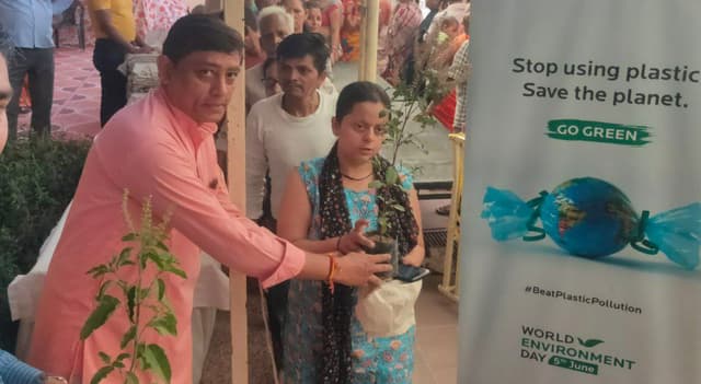 तुलसी के पौधे वितरित कर पर्यावरण जागरूकता का दिया संदेश