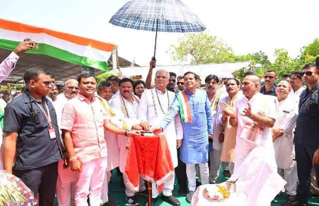 मुख्यमंत्री भूपेश बघेल को महुआ फूल से तौला, दी करोड़ों के विकास कार्यों की सौगात, देखें VIDEO
