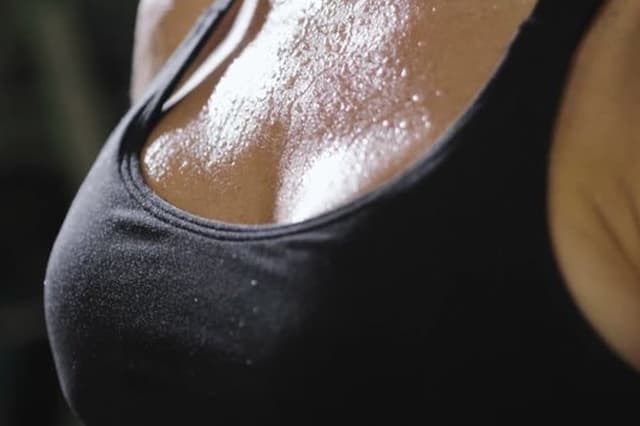 Too Much Sweating Harmful: अगर आता है जरूरत से ज्यादा पसीना तो हो जाएं सावधान, जानिए क्या हो सकते हैं परिणाम