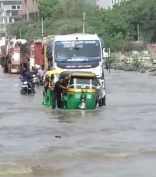 जोर लगा के हईशा... पालनपुर में जलभराव में फंसे वाहनों को धकेल कर ले जा रहे चालक