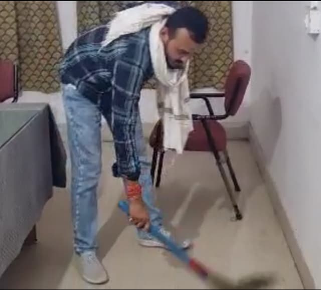 Video Story: कार्यालय में नहीं हो रही थी नियमित सफाई, नाराज जनपद पंचायत उपाध्यक्ष ने खुद लगाई झाड़ू