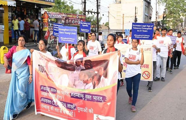 विश्व तंबाकू निषेध दिवस पर नेहरू युवा केन्द्र संस्थान रायपुर एवं दुर्गा महाविद्यालय के एनएसएस के छात्र-छात्राओं ने जागरूकता रैली निकाली