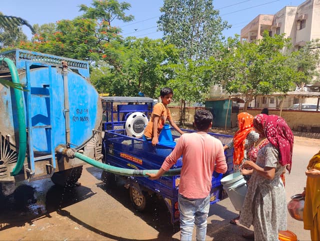 बीसलपुर सिस्टम से  24 घंटे का शटडाउन-लोगों को दूसरे दिन भी नहीं मिला पानी,टैंकर दिखा तो घेर लिया महिलाओं ने,,,देखे इस विडियो में