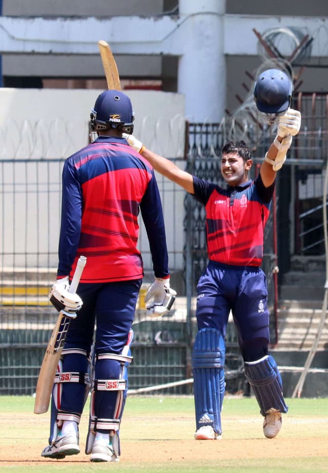 यंकटेश अय्यर ने खेला इंदौर के होल्कर स्टेडियम में जे एन भाया T20 ट्रॉफी का फाइनल बनाए 31 नाबाद रन बना कर टीम को जिताया।