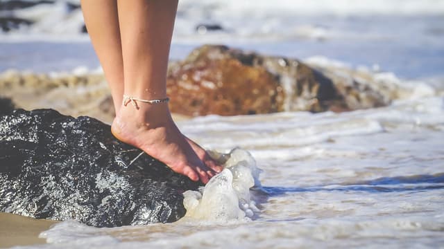 Happy Feet: ऐसे हटाएं डेड स्किन, करें रूखी व फटी एड़ियों की सही देखभाल