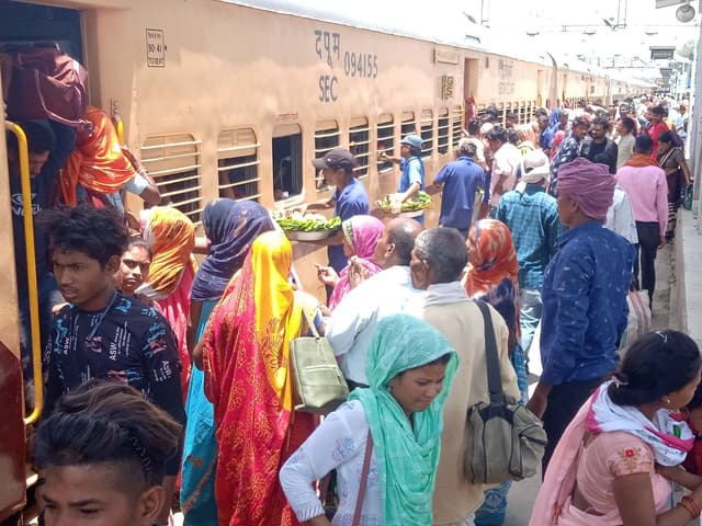 सिंहपुर स्टेशन से 6 किलोमीटर दूर मालगाड़ी के इंजन में आई खराबी, 1 घंटा 40 मिनट स्टेशन में रोका यात्री ट्रेन