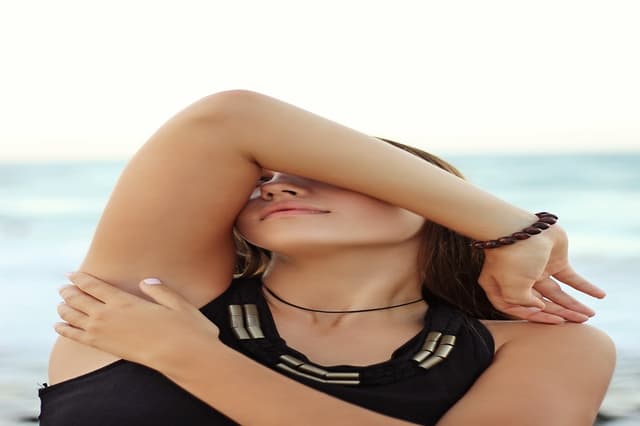 Remove Underarm Sweat: अंडरआर्म्स के पसीने को कम करना चाहते हैं ? एक्सपर्ट ने सुझाए आसान उपाय