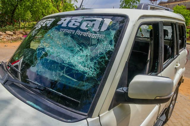 राजस्थान यूनिवर्सिटी : दो छात्र गुट ​भिड़े, वाहनों में तोड़फोड़, छात्राओं से अभद्रता
