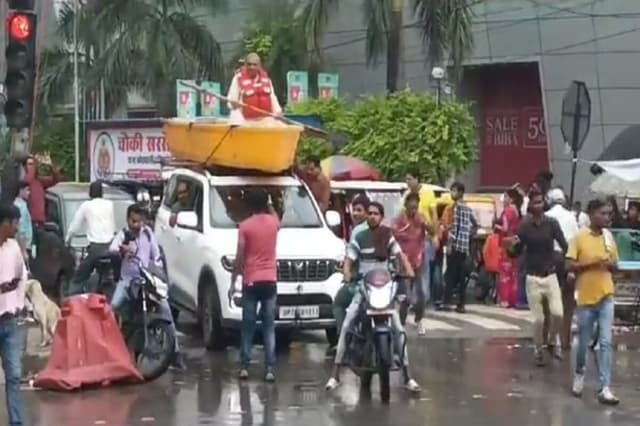 Video: सपा विधायक अमिताभ बाजपेई का अनोखा प्रदर्शन, अपनी के गाड़ी ऊपर नाव में बैठकर किया क्षेत्र में भ्रमण