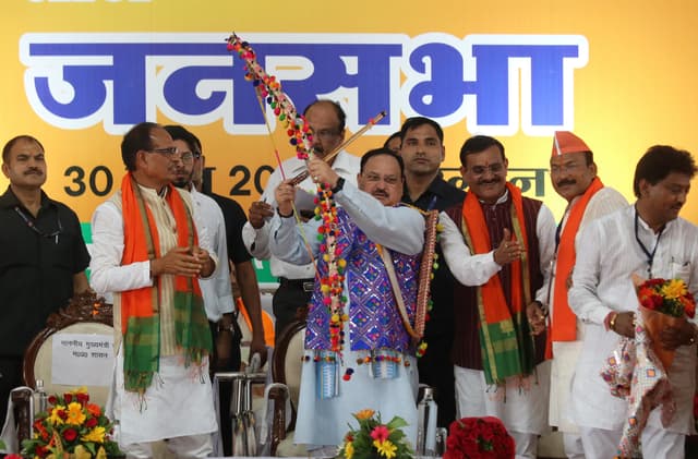 Video-निमाड़ में भाजपा का चुनावी आगाज, राष्ट्रीय अध्यक्ष और सीएम ने किया रोड शो