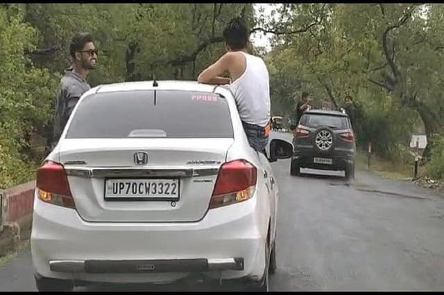 Chandauli news: चलती कार में युवक कर रहे थे स्टंट, वीडियो वायरल होने पर पुलिस ने काटा दोनों कारो का चालान